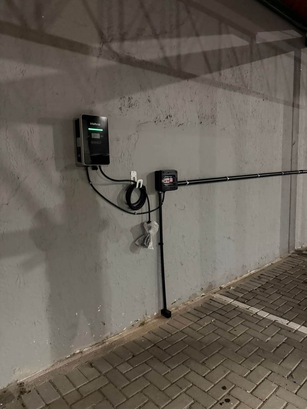 Wallbox Intelbras com tubulação aparente organizada