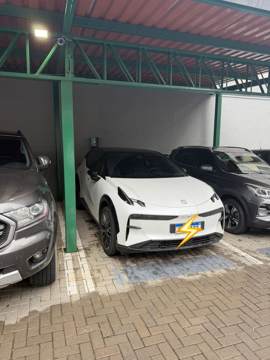 Carregador instalado em vaga de veículo elétrico