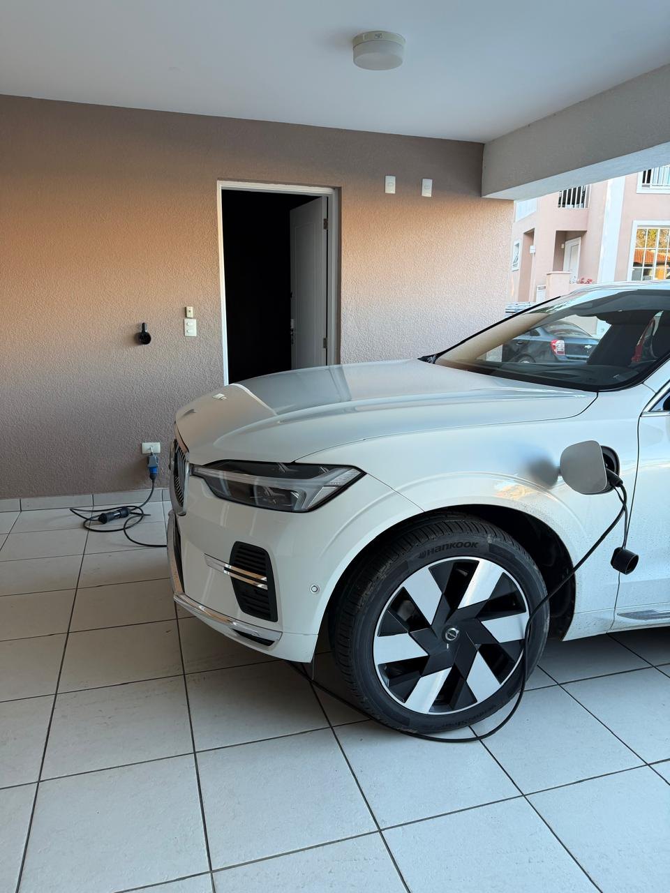 Veículo Volvo utilizando carregador portátil