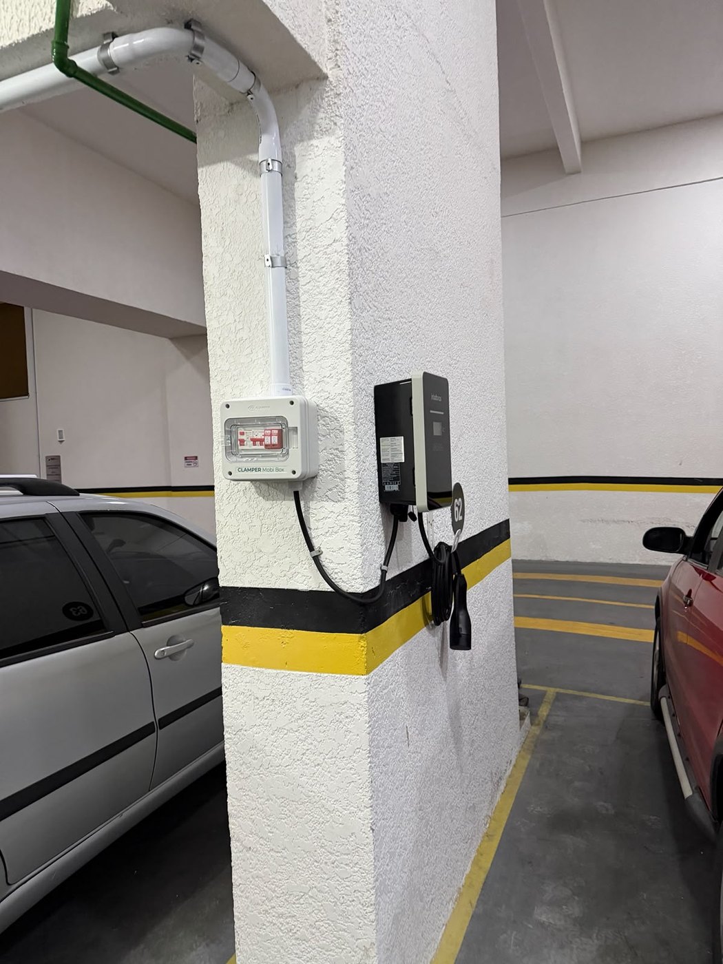 Carregador Intelbras em garagem